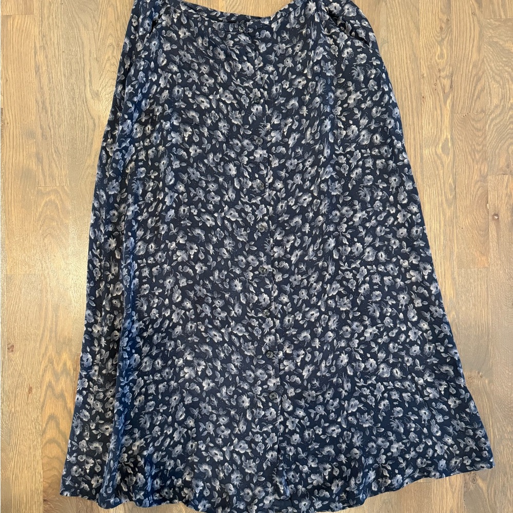 Vintage Jones New York A-Line 100% Silk Skirt with buttons and pockets Size 12